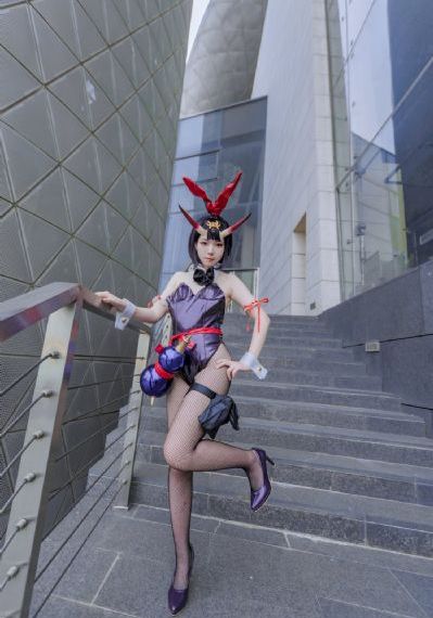 龙纹身的女孩